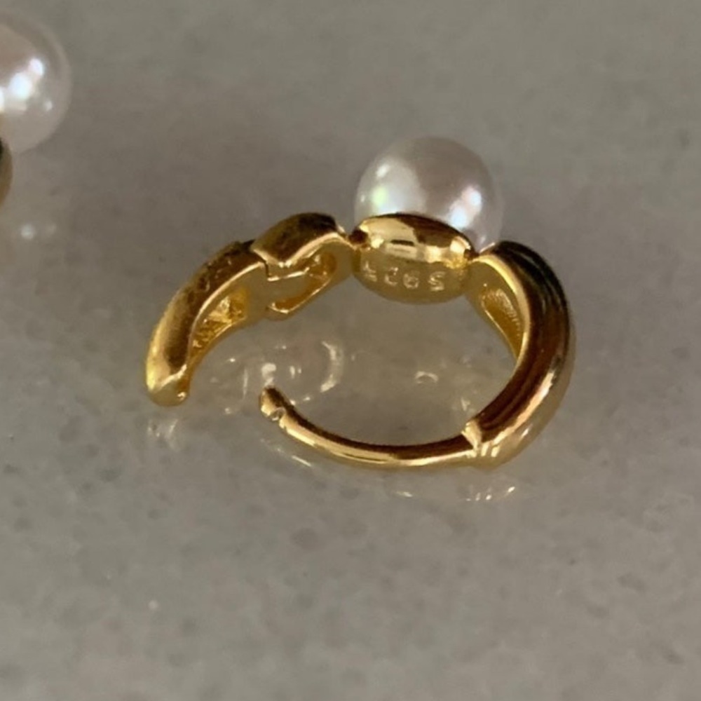 Gold Chunky Pearl Huggie Hoop Earrings Brand New - Picture 4 of 5